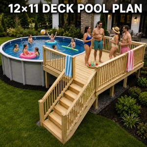 Könnte beinhalten: Ein 12x11 Deck-Pool-Plan mit einer erhöhten Holzterrasse mit Treppe und einem runden Aufstellpool. Die Terrasse verfügt über ein Geländer und ein gestreiftes Handtuch, das an der Seite hängt, während Kinder im Pool schwimmen.