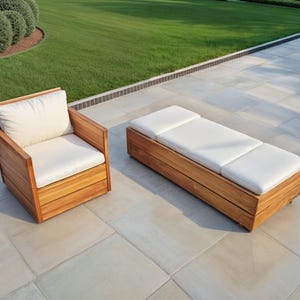 Könnte beinhalten: Ein Gartenlounge-Set aus Holz mit weißen Kissen. Das Set besteht aus einem Sessel und einer langen Bank mit drei Kissen.
