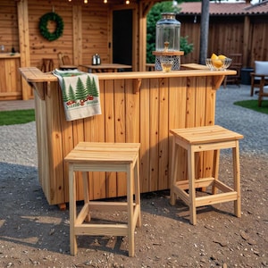 Peut inclure: Un bar extérieur en bois avec deux tabourets assortis. Le bar a un comptoir, une étagère inférieure et une serviette avec un motif de forêt. Un grand distributeur d'eau et un bol de citrons sont sur le bar.