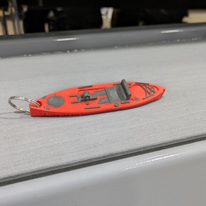 Chaveiro personalizado de caiaque de pesca — Cor e texto à sua escolha