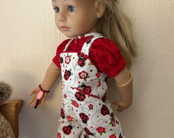 Mono corto, blusa roja y visera de mariquitas para niños pequeños de Gotz.