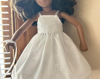 Vestido blanco de verano con ojales y pantalones con ojales para la muñeca Sasha.