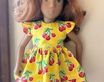 Vestido estampado de cerezas, pantalones de lunares verde lima para la muñeca Sasha.
