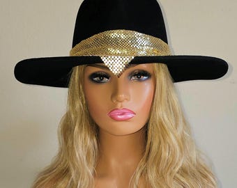 Goudkoorts-zwarte fedora met goud- of zilverontwerp