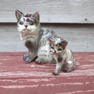 Gray & White Mama Cat with Kitten, Vintage Ceramic Figurines, Made in Japan