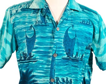 Pode incluir: Uma camisa azul turquesa de manga curta com botões e uma estampa havaiana com silhuetas de pessoas em canoas navegando no oceano.