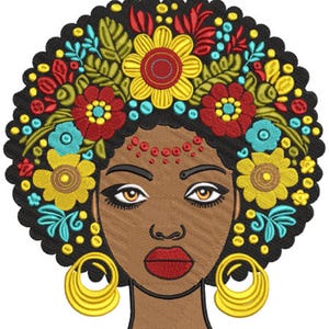 Può includere: Disegno ricamato di una donna con un'acconciatura afro marrone scuro adornata con fiori colorati. Ha la pelle marrone, grandi occhi marroni e indossa grandi orecchini a cerchio dorati.