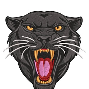 Puede incluir: Cabeza de pantera negra bordada con la boca abierta, mostrando afilados colmillos amarillos y una lengua rosa. La pantera tiene ojos amarillos penetrantes y bigotes blancos, sobre un fondo blanco.