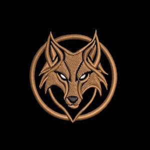 Puede incluir: Parche bordado con la cabeza de un lobo estilizada dentro de un marco circular. El diseño utiliza tonos marrones y beige, con detalles blancos en los ojos, sobre un fondo negro. Ideal para ropa o accesorios, medidas en centímetros.