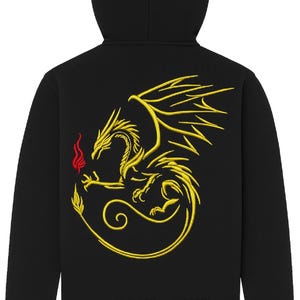 Pode incluir: Moletom preto com bordado de dragão dourado nas costas. O design do dragão inclui asas abertas e uma chama vermelha. O moletom tem um cordão e um bolso canguru.