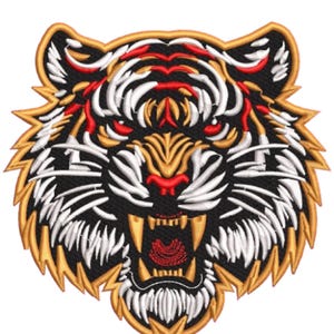 Puede incluir: Parche bordado con la cabeza de un tigre con una expresión feroz. El diseño presenta un fondo negro con detalles blancos, rojos y dorados. La boca del tigre está abierta, revelando afilados dientes. El parche es probablemente para ropa o accesorios.
