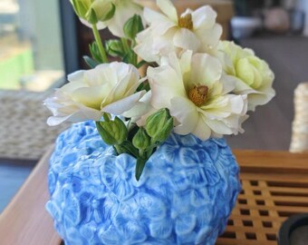 Keramikvase „Blütenblüte“ – Hortensien-Blumentopf – Skulpturale Wohndekoration in Rosa oder Blau – Handgefertigter Look – Modernes Tisch-Mittelstück im Japandi-Stil