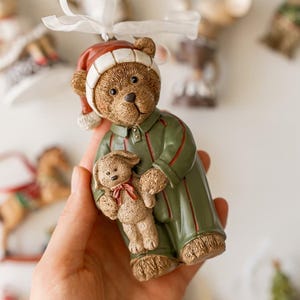 Julteddybärsprydnad – Julefigur i vintagestil med plyschleksak, hängande polystonedekoration (12×6,5 cm) – Välj din design