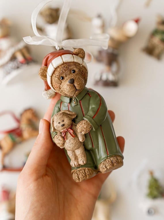 Christmas Teddy Bear Ornament – Vintage Style Holiday Figurine with Plush Toy, Hanging Polystone Decoration (12×6.5 cm) – Choose Your Design
