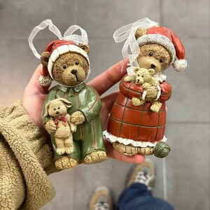 Christmas Teddy Bear Ornament – Vintage Style Holiday Figurine with Plush Toy, Hanging Polystone Decoration (12×6.5 cm) – Choose Your Design image 3