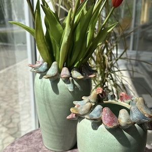 Wazon ceramiczny z ptakami – dekoracyjna doniczka z ptakami – wazon w stylu boho – neutralny akcent na półkę lub stół – dostępny w 3 rozmiarach