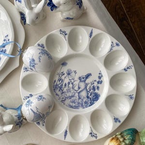 Piatto per uova di Pasqua a forma di coniglietto blu, piatto per uova alla diavola in porcellana, vassoio per uova di Pasqua per 12 uova, piatto da portata pasquale a forma di coniglietto, decorazione da tavola primaverile da 27 cm