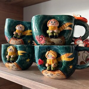Handgemaakte Kleine Prins Mok – Keramische Koffiekopje met Vos & Roos – 3D Kunstkopje – Cadeau voor Boekenliefhebbers – Turquoise 410ml