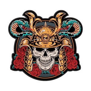 Peut inclure: Illustration détaillée d'un crâne portant un casque de samouraï doré, entouré de roses rouges et de deux serpents verts et oranges. Le design est souligné en noir et présente un style artistique détaillé.