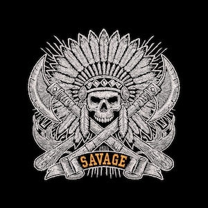 Peut inclure: Illustration en noir et blanc d'un crâne portant une coiffe de plumes, avec des haches croisées et une bannière avec le mot "SAVAGE". Le design a une esthétique vintage détaillée.