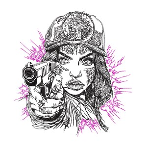 Pode incluir: Ilustração a preto e branco de uma pessoa usando um boné estampado, apontando uma arma para o espectador. A pessoa tem tatuagens faciais e cabelo comprido. Explosões rosa irradiam da cabeça da figura.