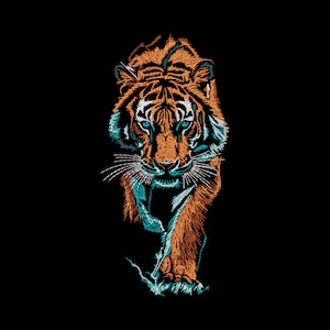Può includere: Illustrazione digitale di una tigre nei toni dell'arancione e del turchese su sfondo nero. La tigre è raffigurata mentre cammina in avanti, con pelliccia dettagliata e penetranti occhi blu. L'opera d'arte ha uno stile grafico moderno.