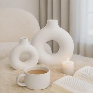 Donut Vase Keramik Design | Moderne Deko in Beige Schwarz Weiß | Skulpturale Vase Boho Stil | Geschenk für Frauen | Handmade Wohnaccessoire Vit
