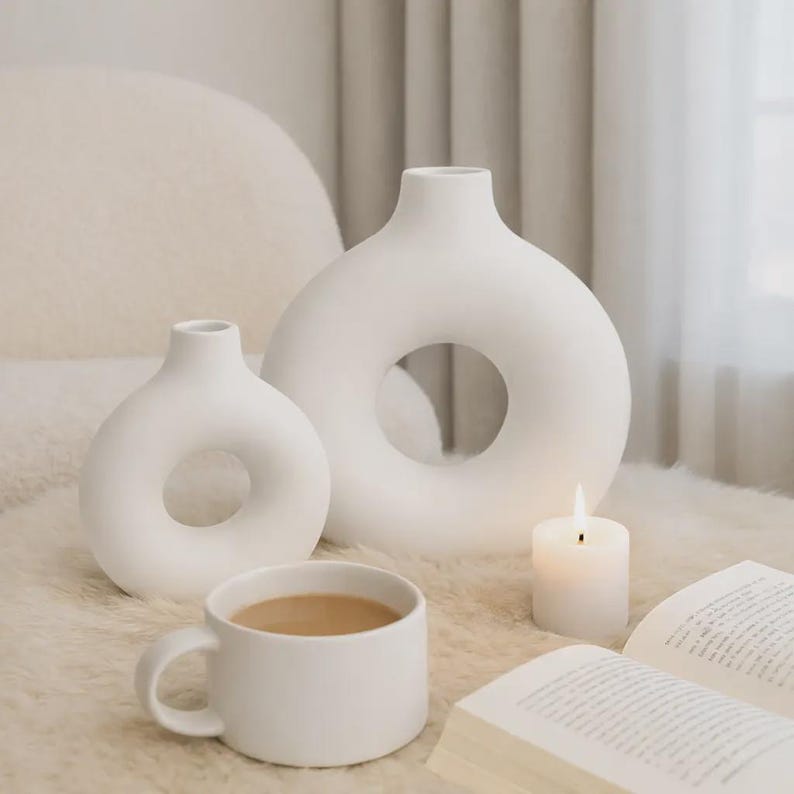 Donut Vase Keramik Design | Moderne Deko in Beige Schwarz Weiß | Skulpturale Vase Boho Stil | Geschenk für Frauen | Handmade Wohnaccessoire Vit