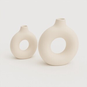 Donut Vase Keramik Design | Moderne Deko in Beige Schwarz Weiß | Skulpturale Vase Boho Stil | Geschenk für Frauen | Handmade Wohnaccessoire bild 7