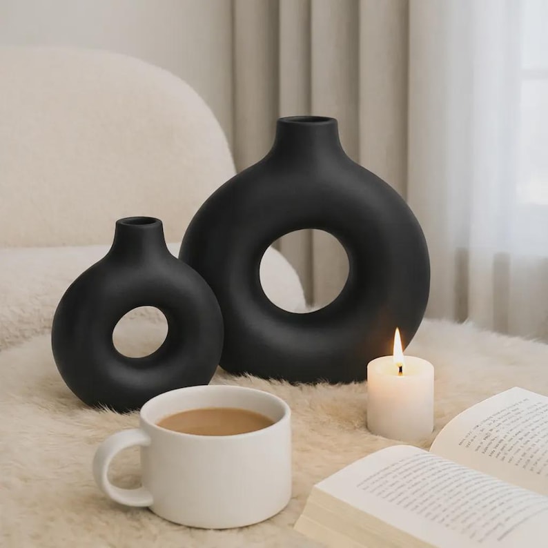 Donut Vase Keramik Design | Moderne Deko in Beige Schwarz Weiß | Skulpturale Vase Boho Stil | Geschenk für Frauen | Handmade Wohnaccessoire Svart
