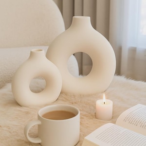 Donut Vase Keramik Design | Moderne Deko in Beige Schwarz Weiß | Skulpturale Vase Boho Stil | Geschenk für Frauen | Handmade Wohnaccessoire Beige