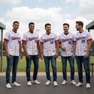 Könnte beinhalten: Fünf Personen tragen weiße Baseball-Trikots mit roten und blauen Akzenten, Nadelstreifen und dem Text "Yourteams". Sie tragen blaue Jeans und weiße Turnschuhe. Die Nummer "00" steht auf dem Trikot.