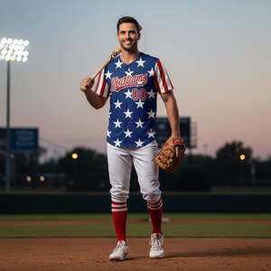 Könnte beinhalten: Ein Baseball-Trikot mit blauen Sternen und dem Text "Yourteams". Das Trikot hat rot-weiß gestreifte Ärmel und die Nummer "00". Die Uniform umfasst eine weiße Hose, rote Socken und weiße Schuhe. Ein Baseballschläger und ein Handschuh sind ebenfalls zu sehen.