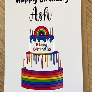 Carte d'anniversaire personnalisée. Gâteau arc-en-ciel.