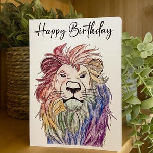 Cartão de aniversário com desenho de leão. Cartão de feliz aniversário com desenho de leão com tema de arco-íris.