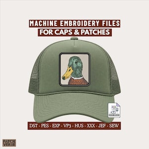 Op de afbeelding: Een olijfgroene truckerpet met een vierkante patch met een geborduurde kop van een wilde eend. De tekst luidt MACHINE EMBROIDERY FILES FOR CAPS & PATCHES en bevat de bestandsformaten DST, PES, EXP, VP3, HUS, XXX, JEF, SEW en een downloadpictogram.