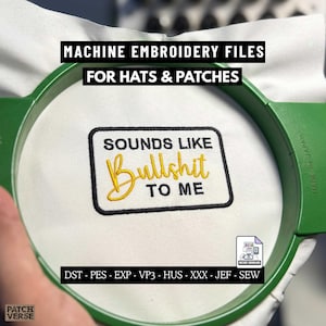 Puede incluir: Un bastidor de bordado verde que sujeta tela blanca con un diseño de parche rectangular. El texto dice "SOUNDS LIKE Bullshit TO ME" en hilo negro y amarillo. La imagen incluye el texto "MACHINE EMBROIDERY FILES FOR HATS & PATCHES" y formatos.