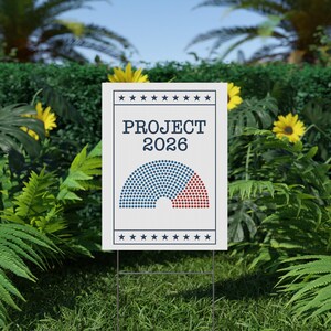 Puede incluir: Un letrero de jard&iacute;n blanco con el texto "PROJECT 2026" y un gr&aacute;fico de un semic&iacute;rculo dividido en secciones azules y rojas. El letrero est&aacute; sostenido por una estaca de metal, en la hierba, y rodeado de vegetaci&oacute;n.