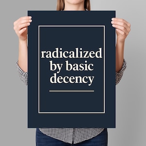 Pode incluir: Um cartaz azul escuro com texto branco que diz "radicalizado pela decência básica".