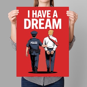 Può includere: Poster rosso con la scritta "I HAVE A DREAM" in bianco. L'immagine raffigura un poliziotto che scorta un uomo ammanettato. L'uomo indossa una camicia bianca, cravatta rossa e ha i capelli biondi. Il poliziotto è in uniforme blu.