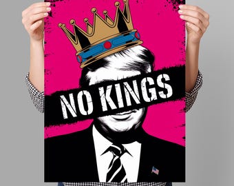 Op de afbeelding: Een poster met een pop-art portret van een man met een gouden kroon. Het gezicht wordt gedeeltelijk bedekt door een zwarte banner met de woorden "NO KINGS" in het wit. De achtergrond is felroze.