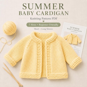 Op de afbeelding: Een lichtgeel gebreid babyvestje met lange mouwen en een textuurrand, vergezeld van een bol bijpassend garen, twee breinaalden en een geprint document met de titel SUMMER BABY CARDIGAN Knitting Pattern PDF.