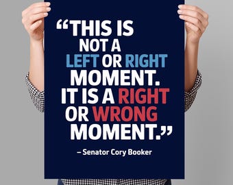 Op de afbeelding: Een donkerblauwe poster met witte tekst die luidt: "Dit is geen moment voor links of rechts. Het is een moment voor goed of fout." De tekst staat tussen aanhalingstekens en wordt toegeschreven aan "Senator Cory Booker".