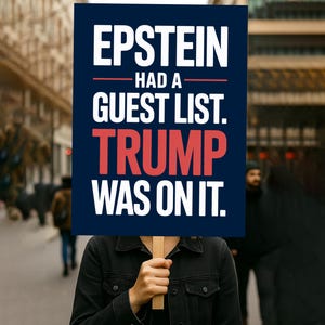 Może przedstawiać: Osoba trzymająca transparent z napisem "EPSTEIN HAD A GUEST LIST. TRUMP WAS ON IT." Tekst jest biały i czerwony na ciemnoniebieskim tle. Tło to rozmyta scena uliczna.