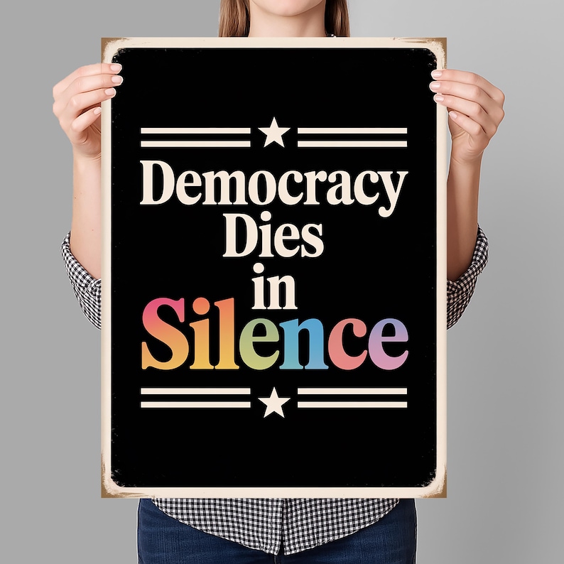 Może przedstawiać: Czarno-biały plakat z tekstem "Democracy Dies in Silence" w kolorach tęczy. Plakat ma gwiazdę u g&oacute;ry i na dole.