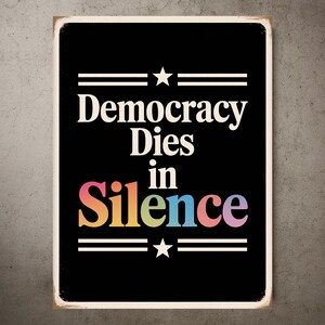 Może przedstawiać: Czarno-biały znak z tekstem "Democracy Dies in Silence" w kolorach tęczy. Znak ma dwie białe gwiazdki i dwie białe linie nad i pod tekstem.