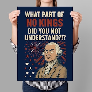 Puede incluir: Un póster azul marino con el texto "WHAT PART OF NO KINGS DID YOU NOT UNDERSTAND?!?". El póster presenta una ilustración de un hombre de aspecto severo con un abrigo marrón, con fuegos artificiales y estrellas en el fondo.