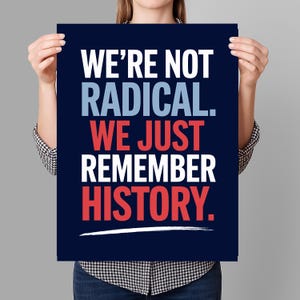 Peut inclure: Une affiche bleue avec du texte blanc qui dit "We're not radical. We just remember history." Le texte est en gras, sans empattement. Il y a une ligne blanche sous le texte.