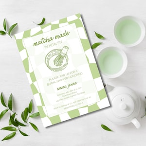 Puede incluir: Una invitación a una despedida de soltera con un patrón de cuadros verdes y blancos. La invitación presenta el texto "matcha made in heaven" y los detalles del evento, incluido el nombre "emma jones". También se ven dos tazas de té verde y una tetera.
