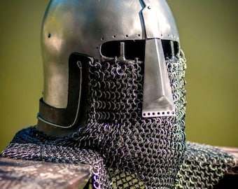 14世紀のスチール製バシネットヘルメット（クラップバイザーとチェーンメイル付き） - 中世騎士のヘッドアーマー（再現劇やLARP用）